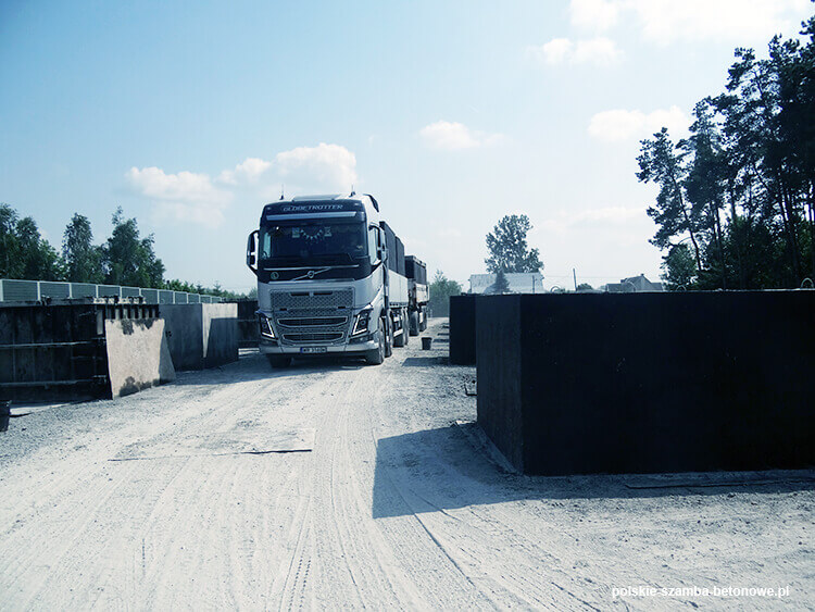 Transport szamb betonowych  w Kunowie